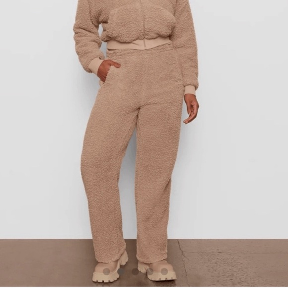 SKIMS teddy Sherpa jogger pants in desert S - Picture 1 of 5